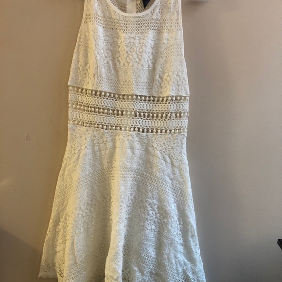 Lacy white dress - Picture 1 of 4